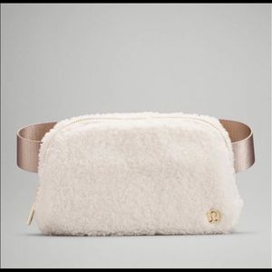 NWT lululemon everywhere belt bag fleece